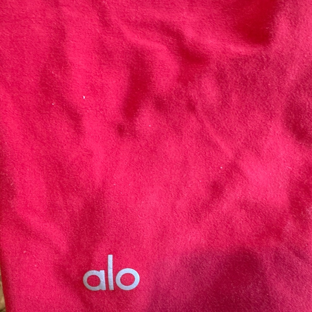 Alosoft High-Waist Iconic 90's Capri -

Color: Classic Red